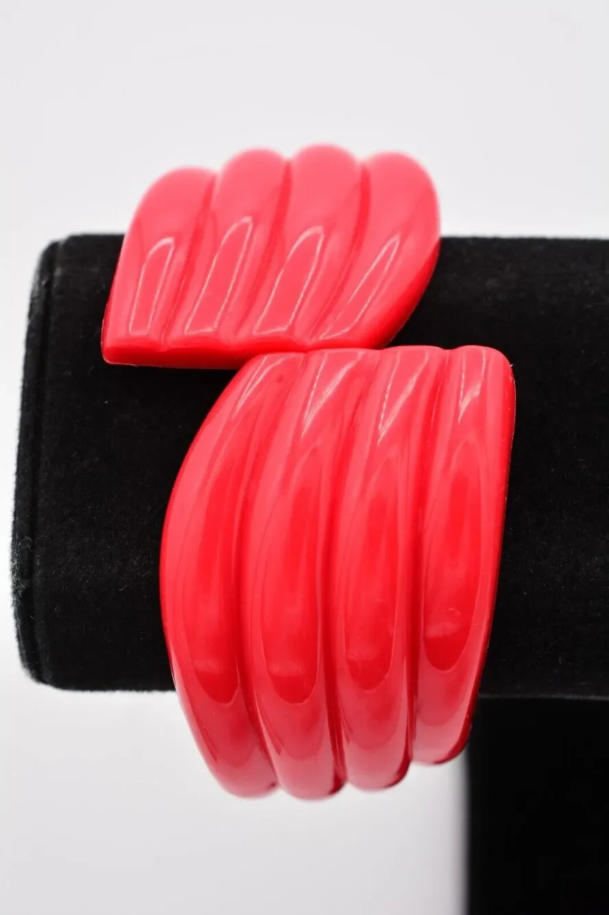 Vintage Bangle Bracelet Lucite Chunky Bright Red Coral Scalloped 70s 1980s Bin4